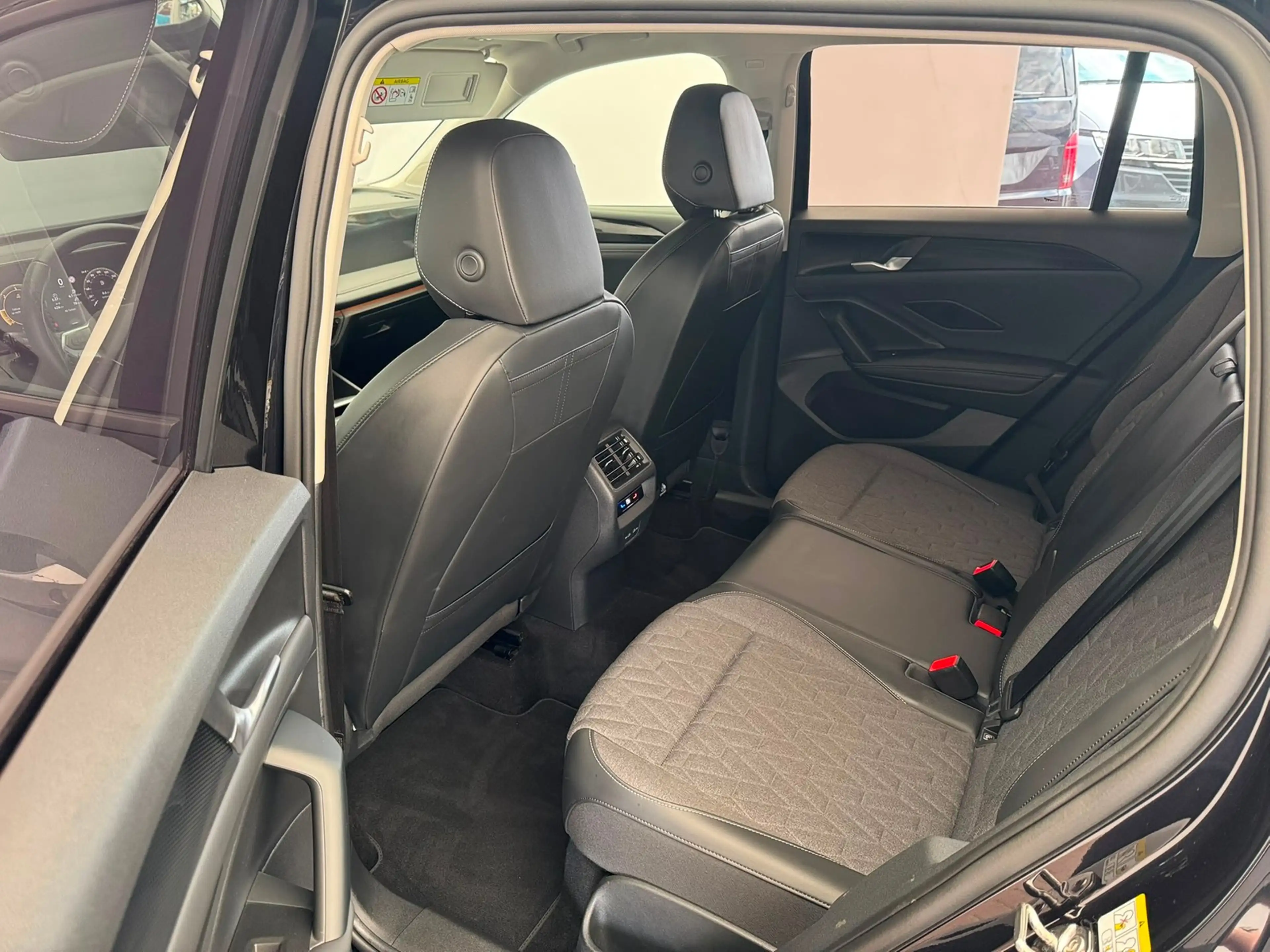 Volkswagen Tiguan Life 2.0 TDI DSG+AHK+RFK+ACC+NAVI+LED — photo 14