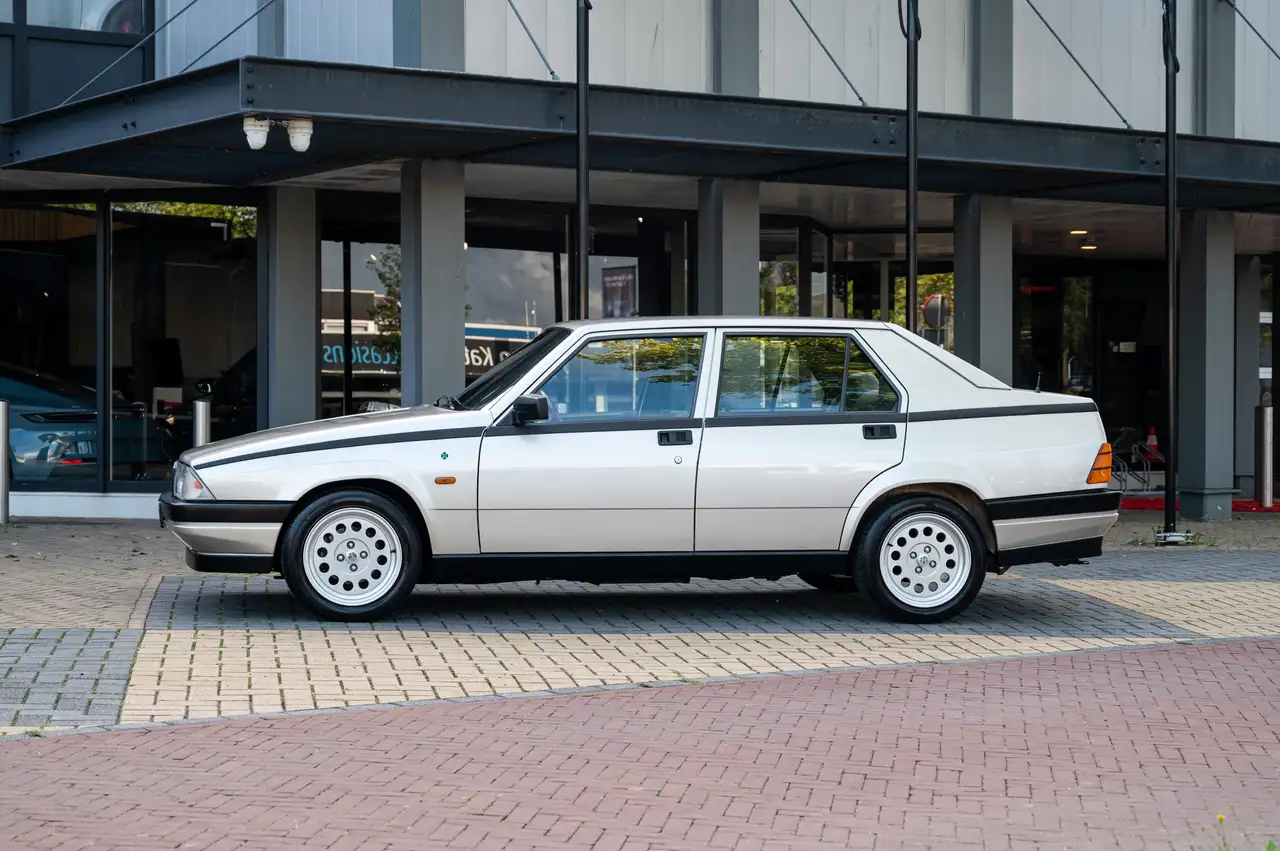 Alfa Romeo 75 1.6, foto 6