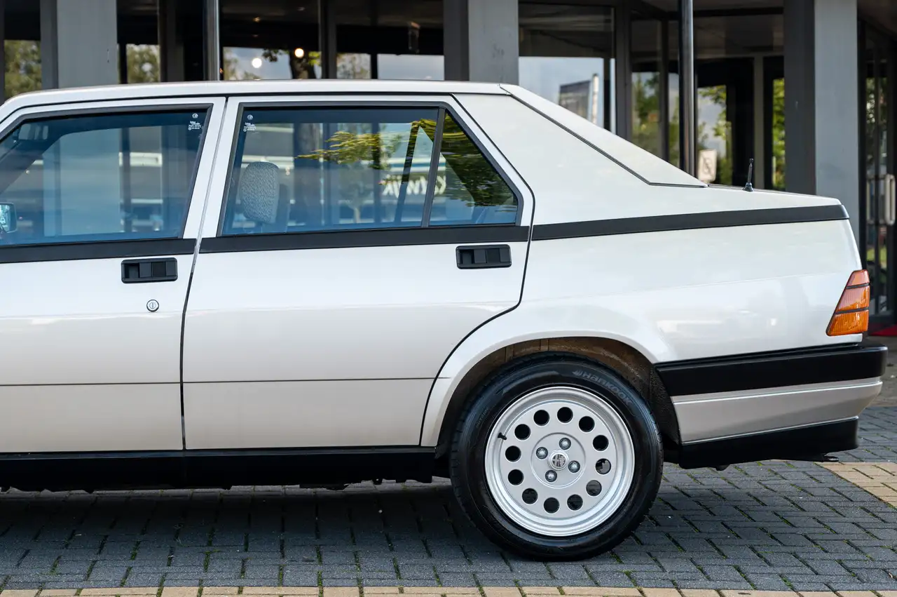 Alfa Romeo 75 1.6, foto 7