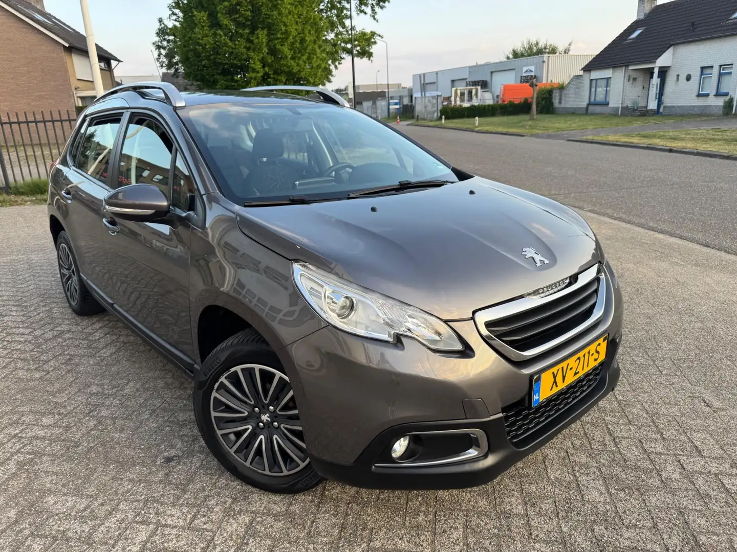 Peugeot 2008 1.2 PureTech Style Airco, Led, Navigatie Grijs - 2