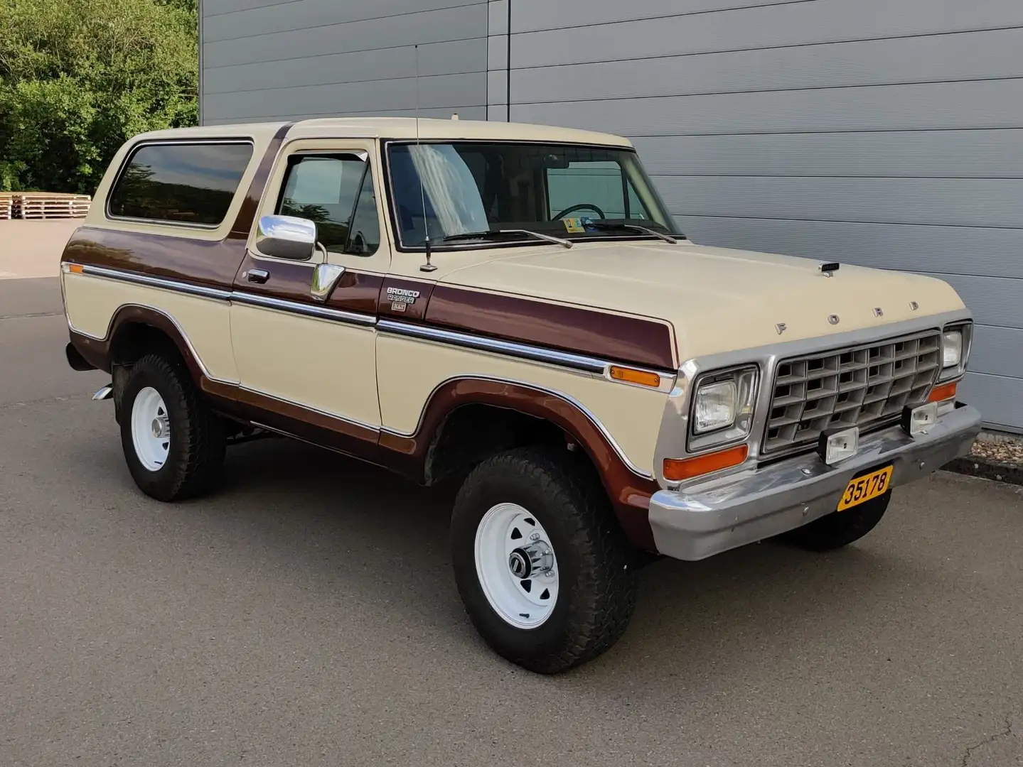 Ford Bronco Beige - 2