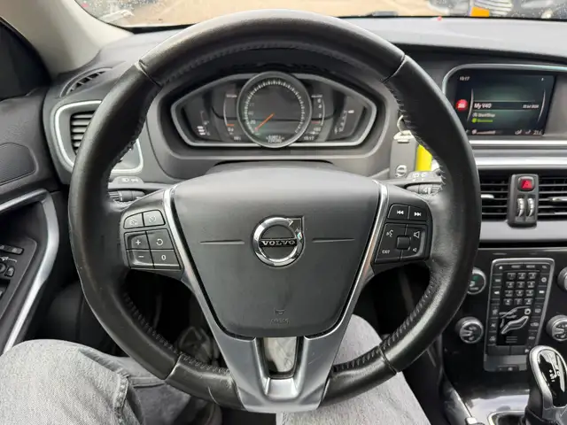 Volvo V40 Cross Country view 9