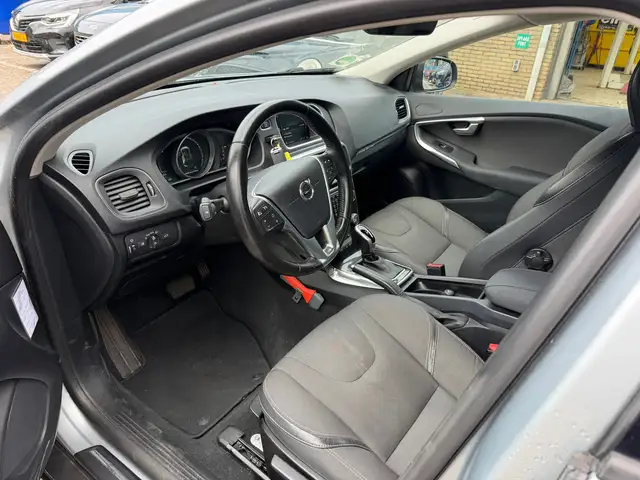 Volvo V40 Cross Country view 2
