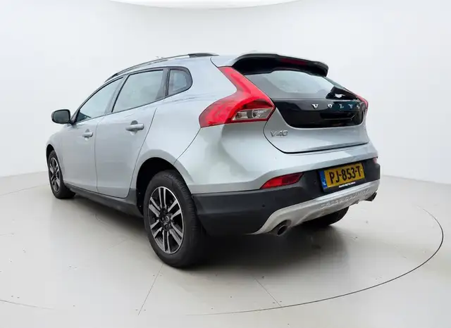 Volvo V40 Cross Country view 5