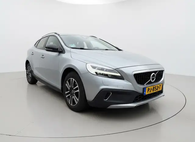 Volvo V40 Cross Country view 3