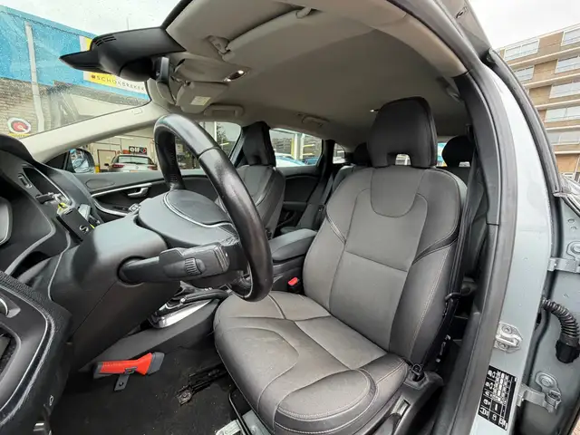 Volvo V40 Cross Country view 4