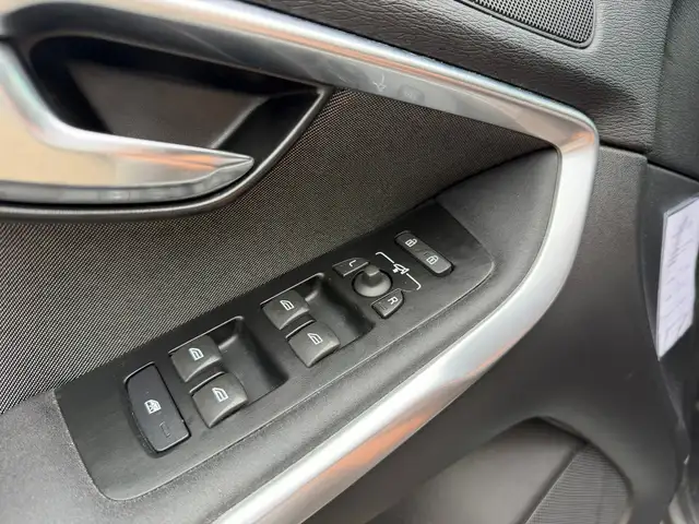 Volvo V40 Cross Country view 13