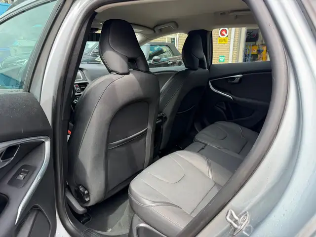 Volvo V40 Cross Country view 11