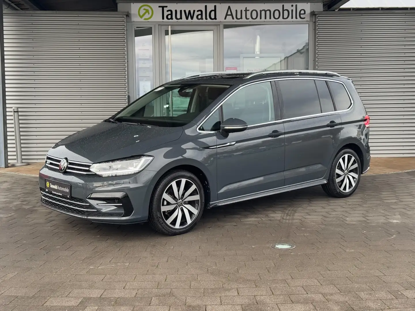 Volkswagen Touran 1.5 TSI DSG R-Line 7-S/PANO/IQ/RFK Grau - 2