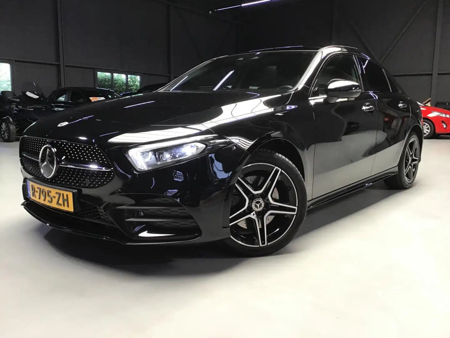Mercedes-Benz A 250 e Premium Plus I AMG Line I Pano I V-Cockpit I Amb Zwart - 2