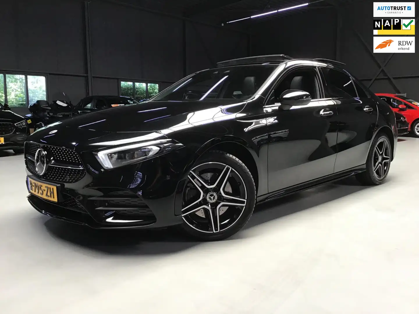Mercedes-Benz A 250 e Premium Plus I AMG Line I Pano I V-Cockpit I Amb Zwart - 1
