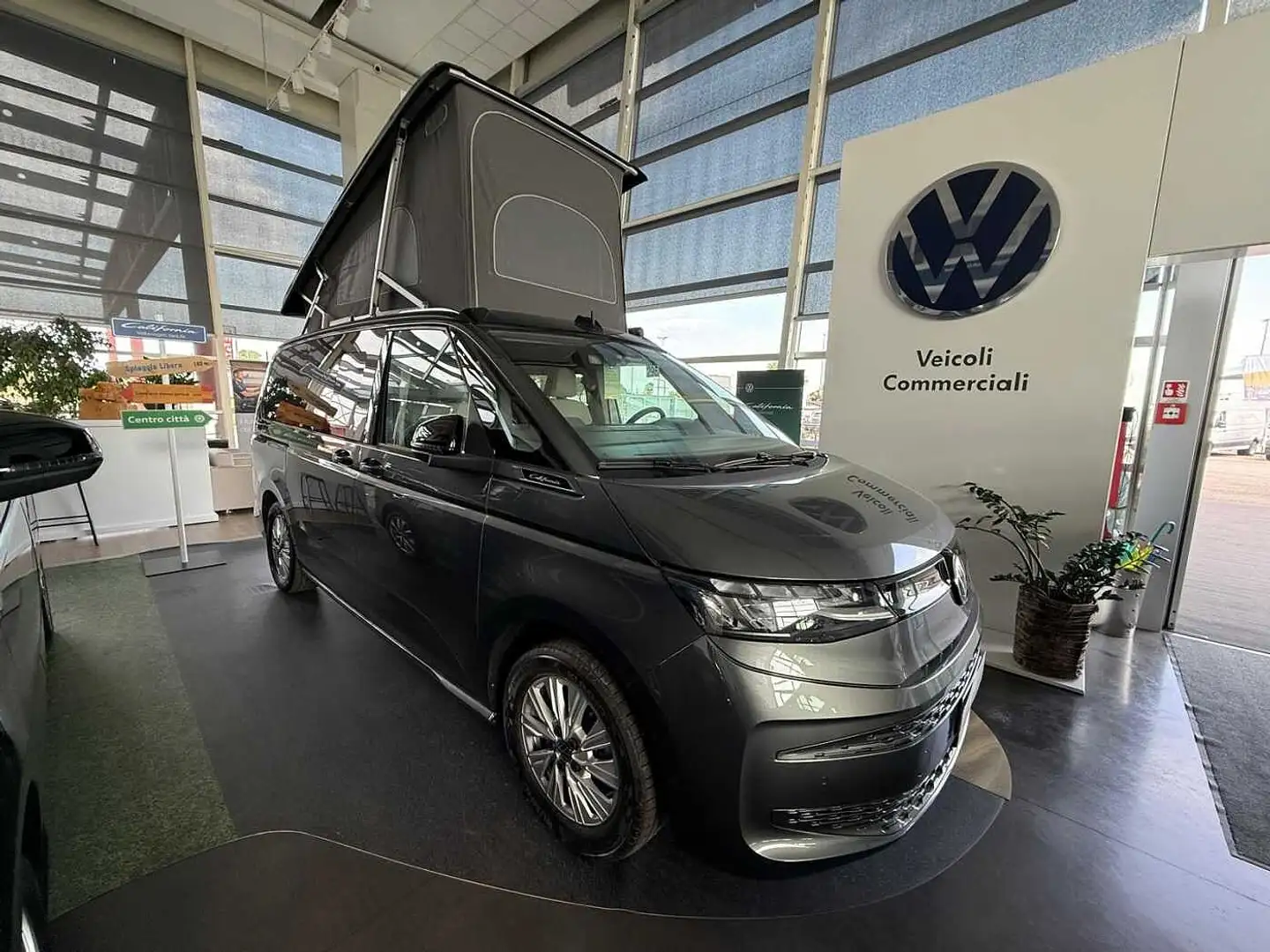 Volkswagen California 7ª '24 2.0 TDI 150 CV DSG Beach Camper Gris - 2