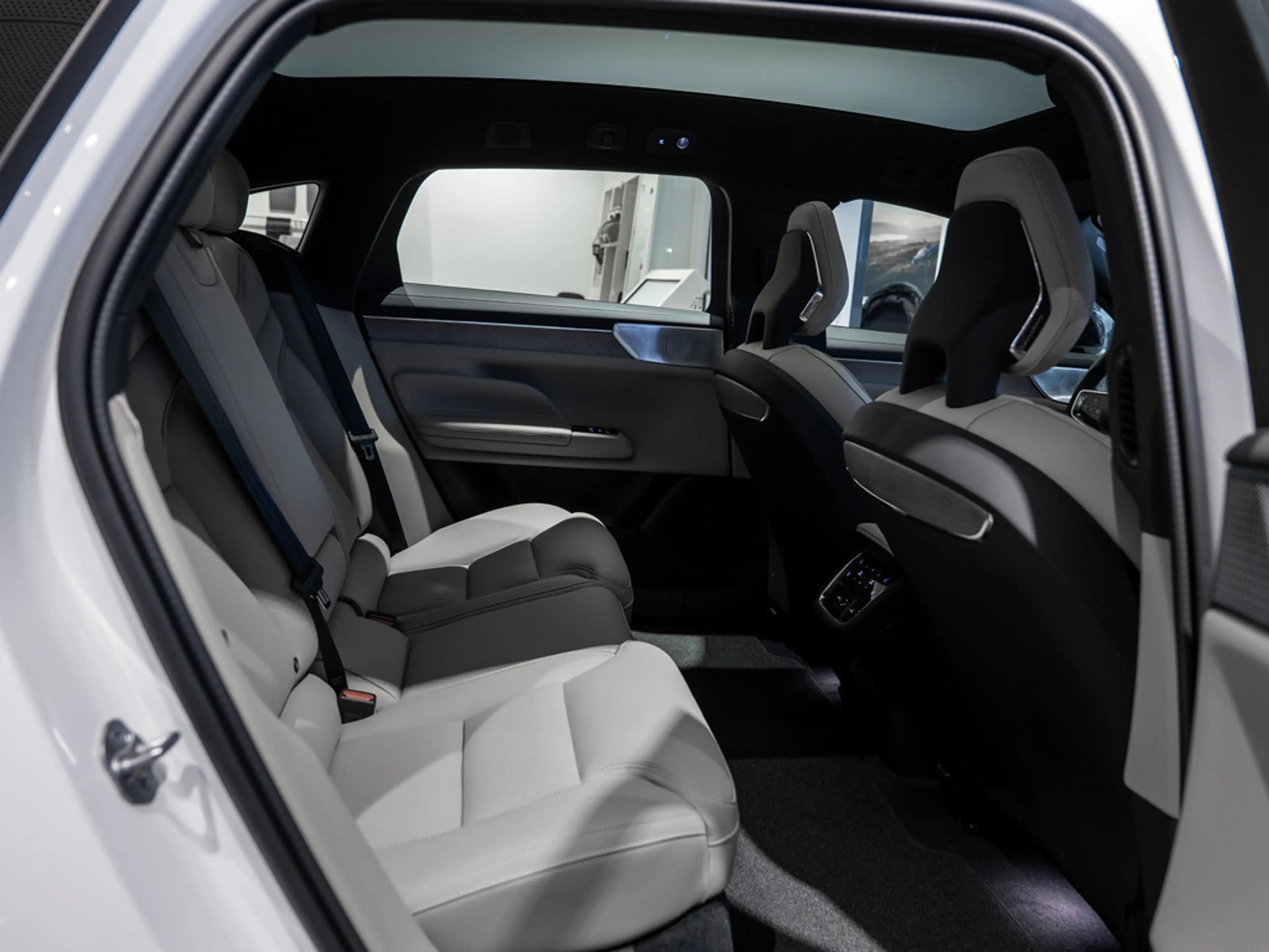 Volvo ES90 245 kW Single Motor Extended Range RWD Ultra — photo 8