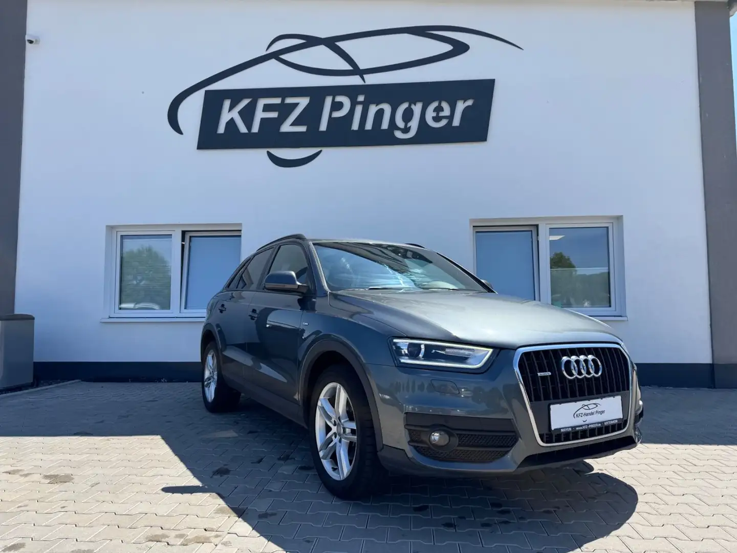Audi Q3 2.0 TDI quattro S-Line Grey - 1