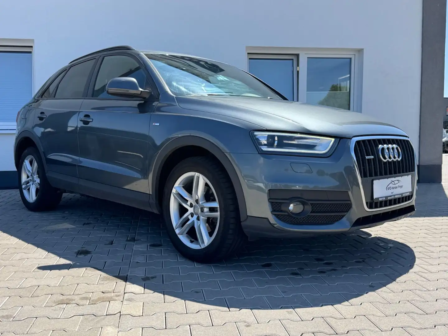Audi Q3 2.0 TDI quattro S-Line Grey - 2