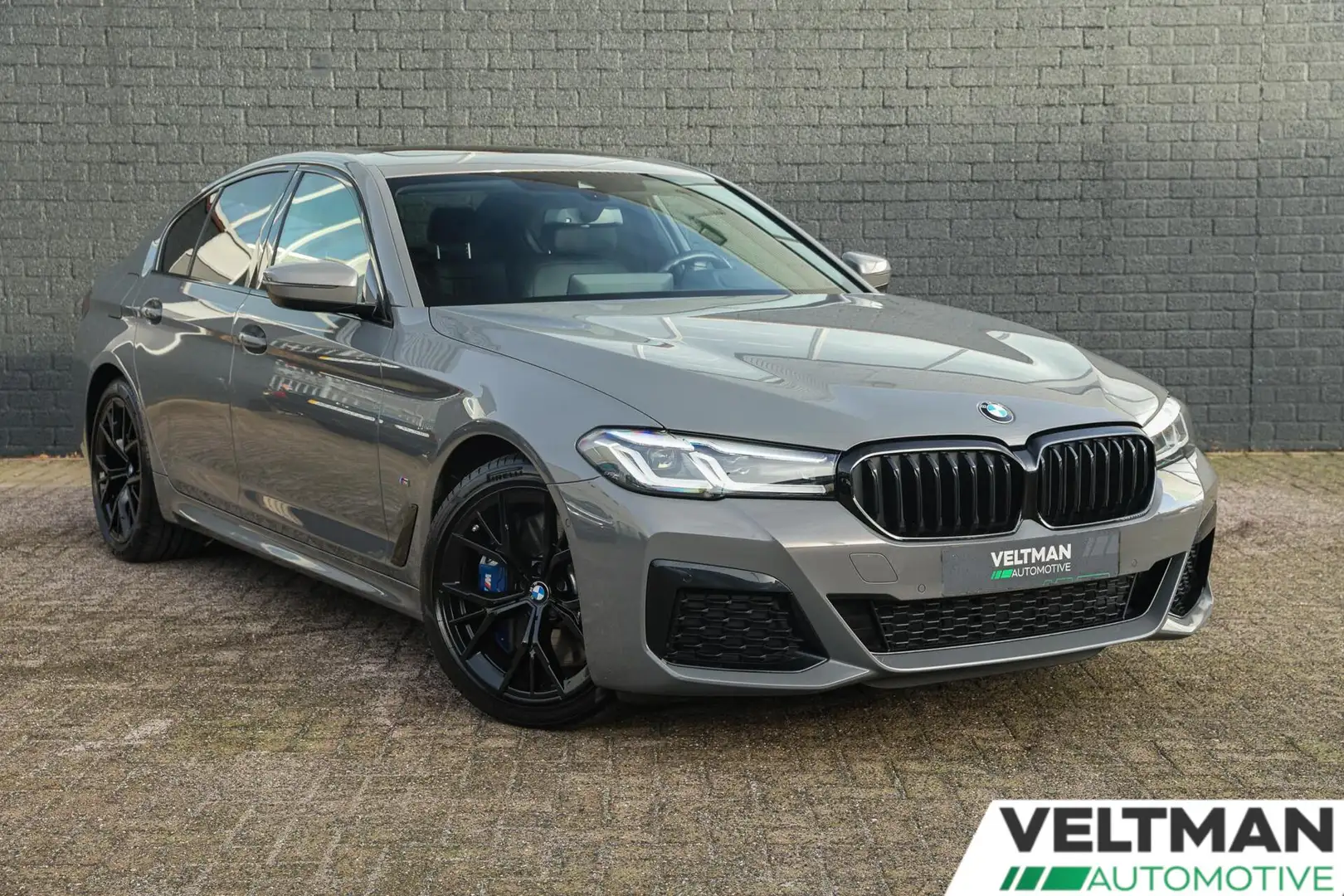 BMW 545 5-serie 545e xDrive M-SPORT PANO HEAD UP CAMERA SF Grijs - 2