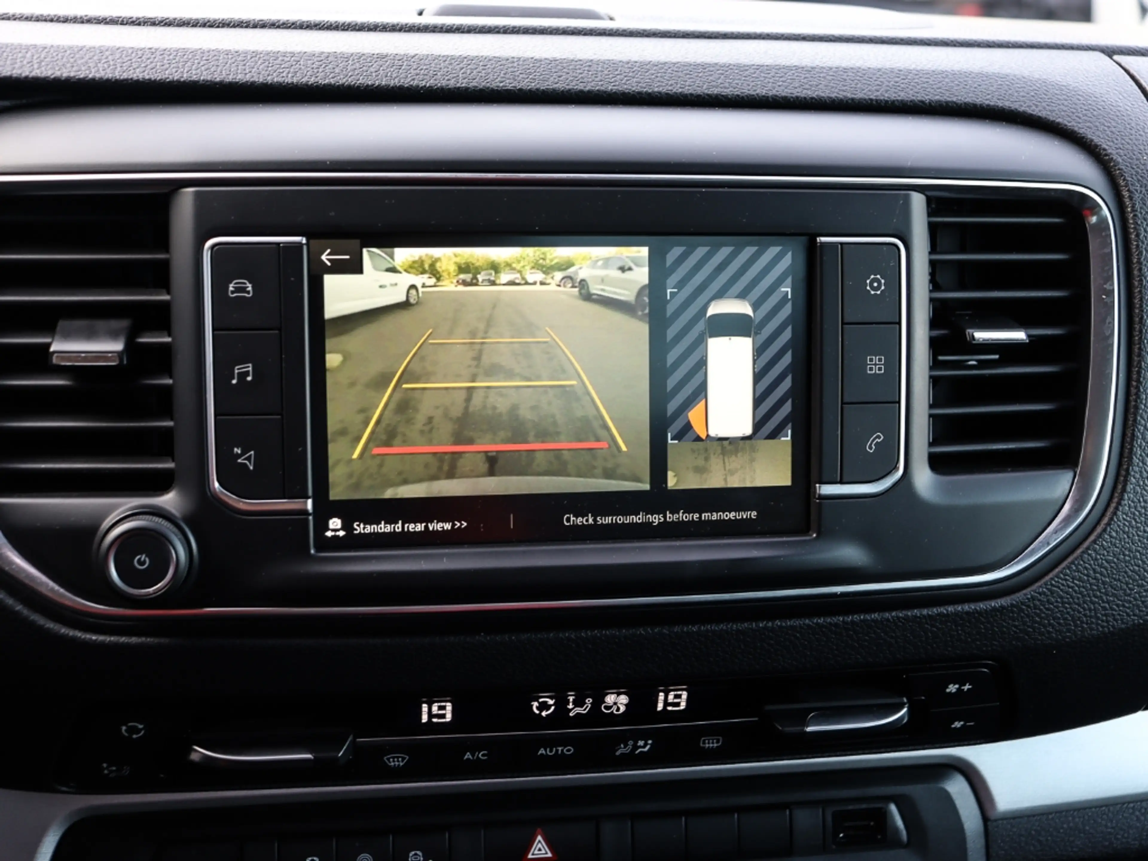 Opel Zafira Life Tourer M LEDER NAVI HUD StandHZG AHK-abnehmba — photo 10
