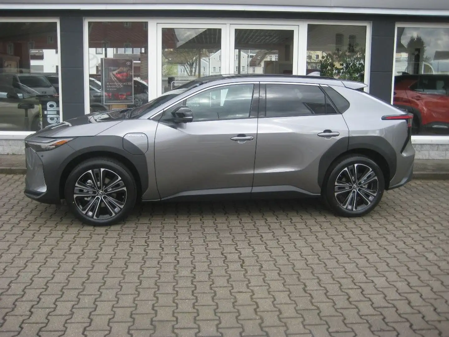Toyota bZ4X 71,4 kWh 150kW Comfort & Technik Paket JBL Silber - 2