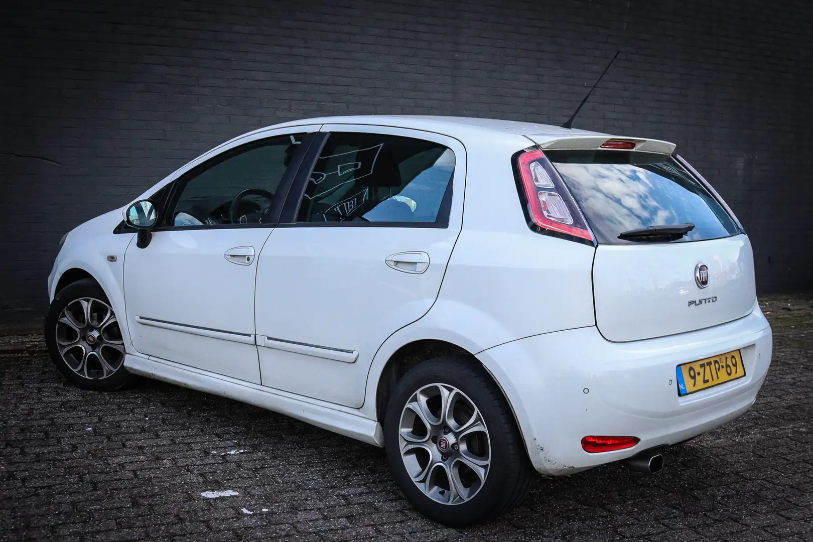 Fiat Punto Evo 0.9 TwinAir Lounge Paasprijs 4.950,- Blanco - 2