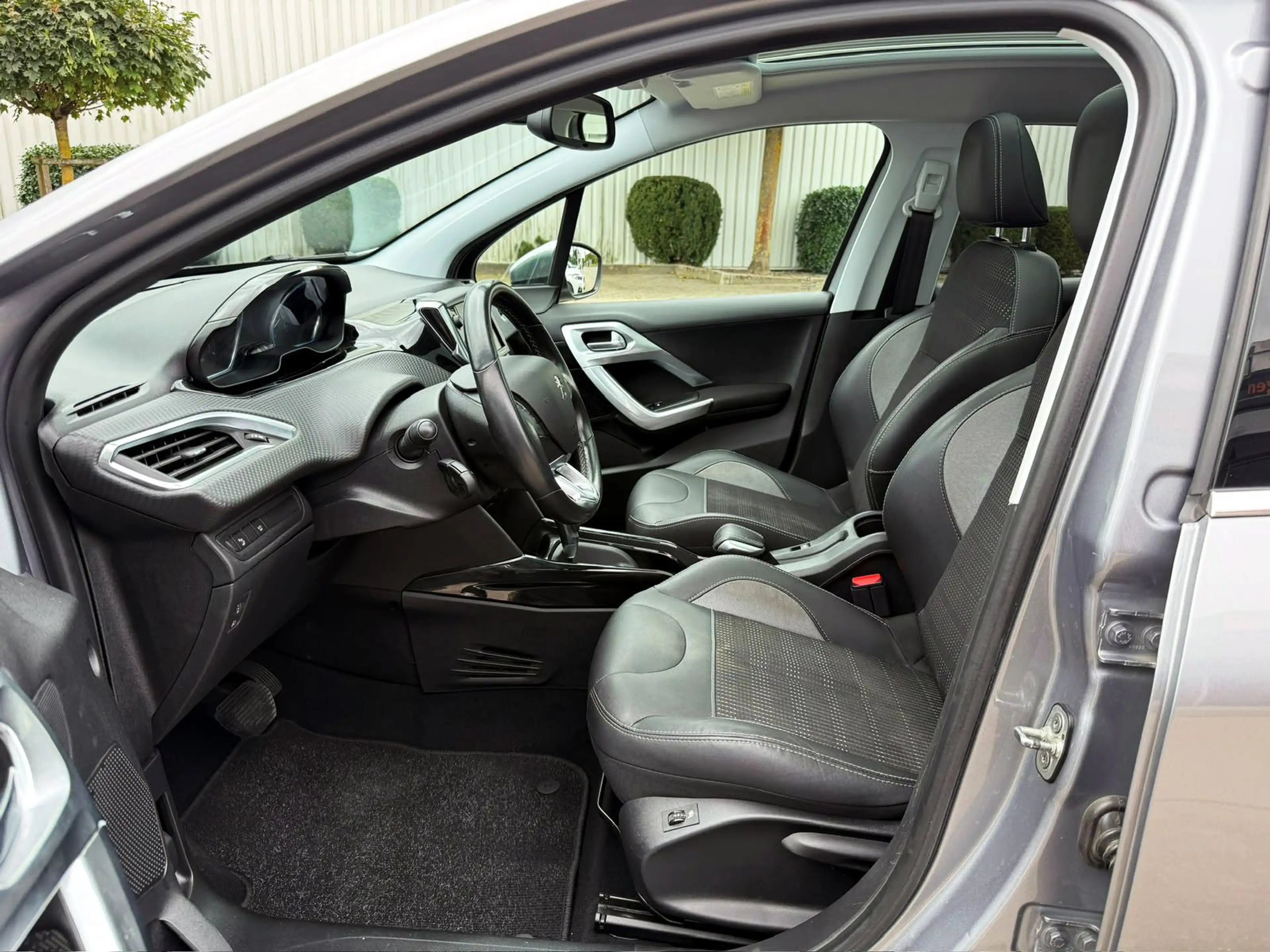 Peugeot 2008 Allure 1.2 KAM PDC SHZ PANO NAV CarPlay ALU — photo 5