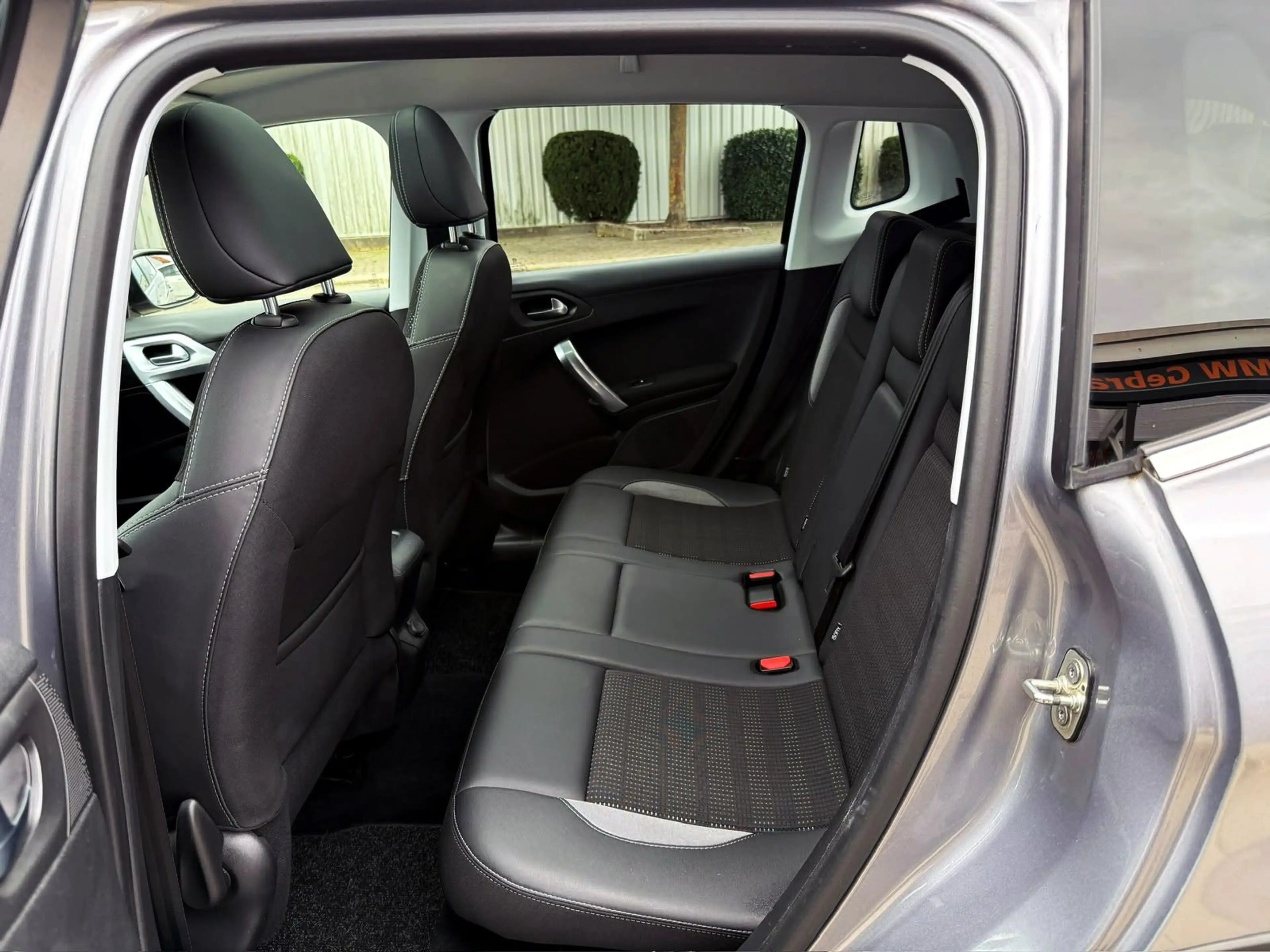 Peugeot 2008 Allure 1.2 KAM PDC SHZ PANO NAV CarPlay ALU — photo 13