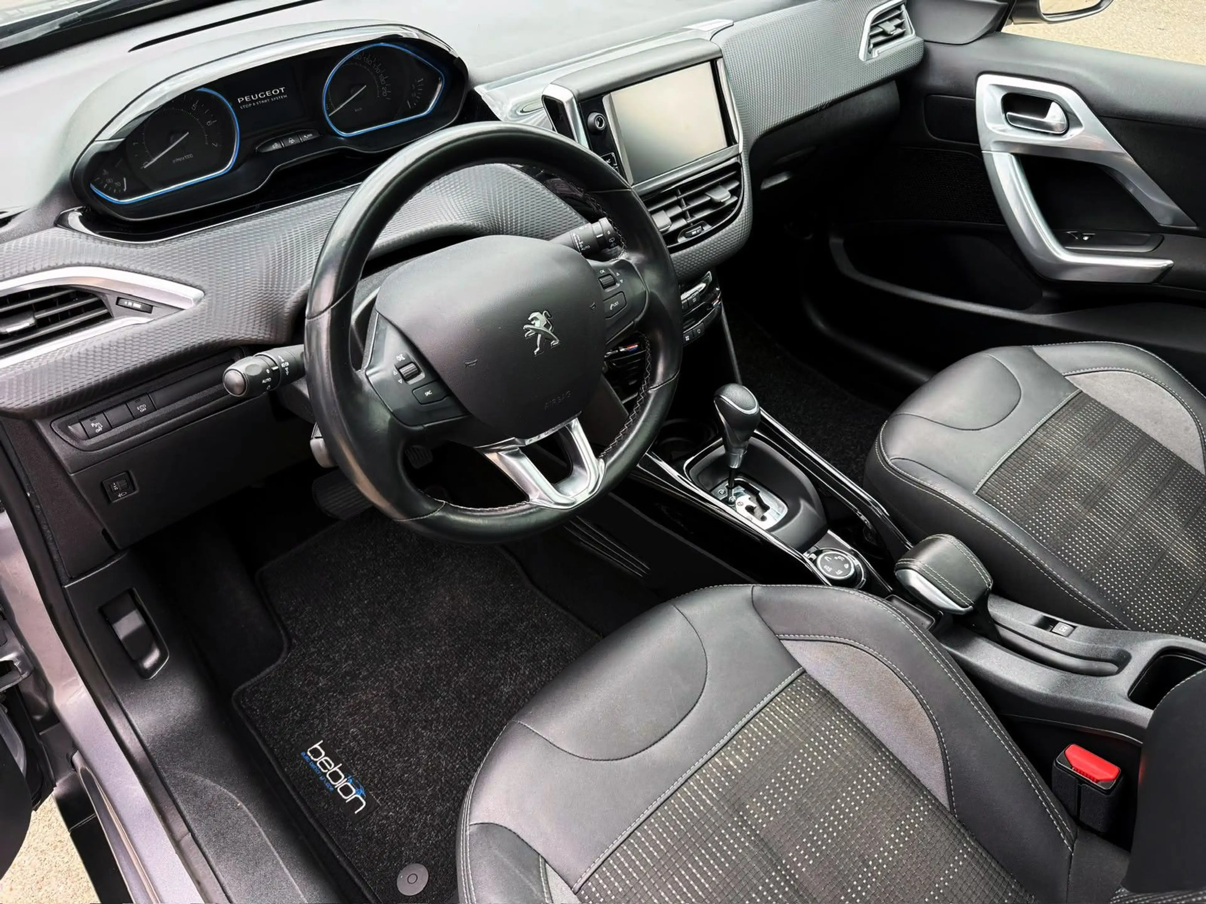 Peugeot 2008 Allure 1.2 KAM PDC SHZ PANO NAV CarPlay ALU — photo 6