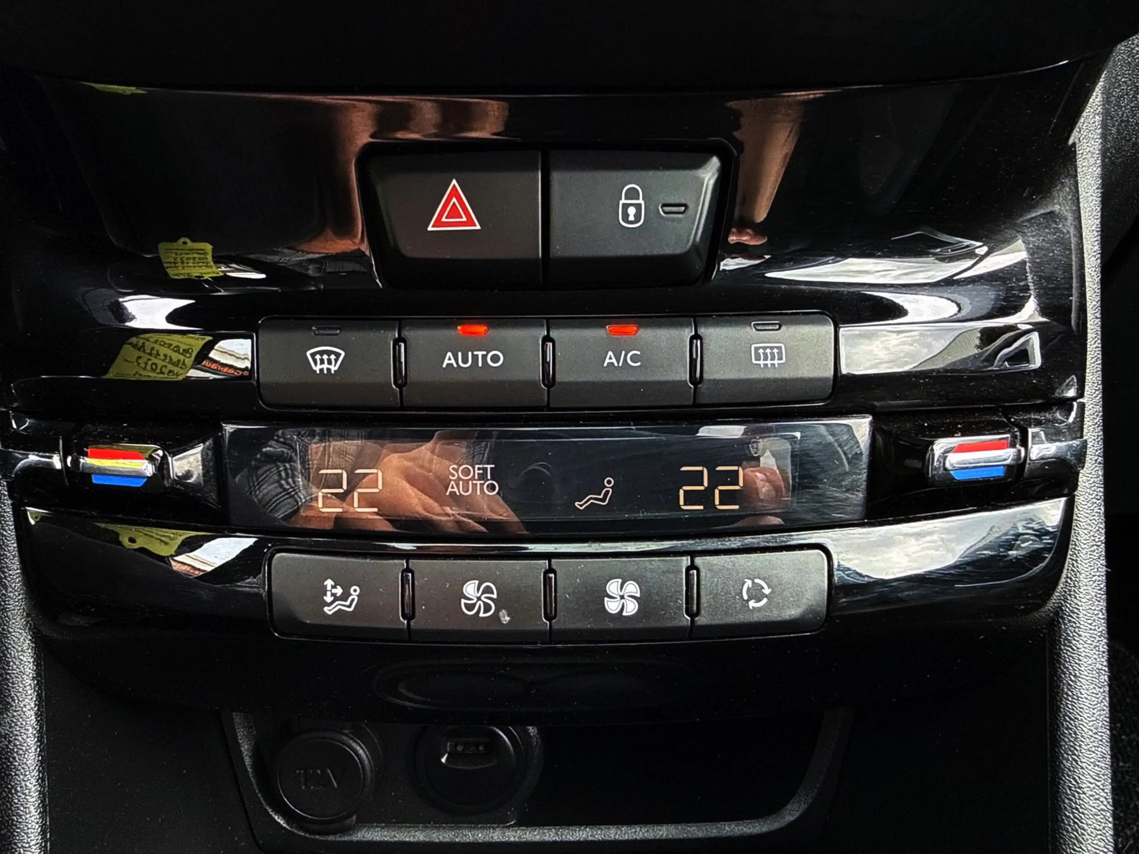 Peugeot 2008 Allure 1.2 KAM PDC SHZ PANO NAV CarPlay ALU — photo 12