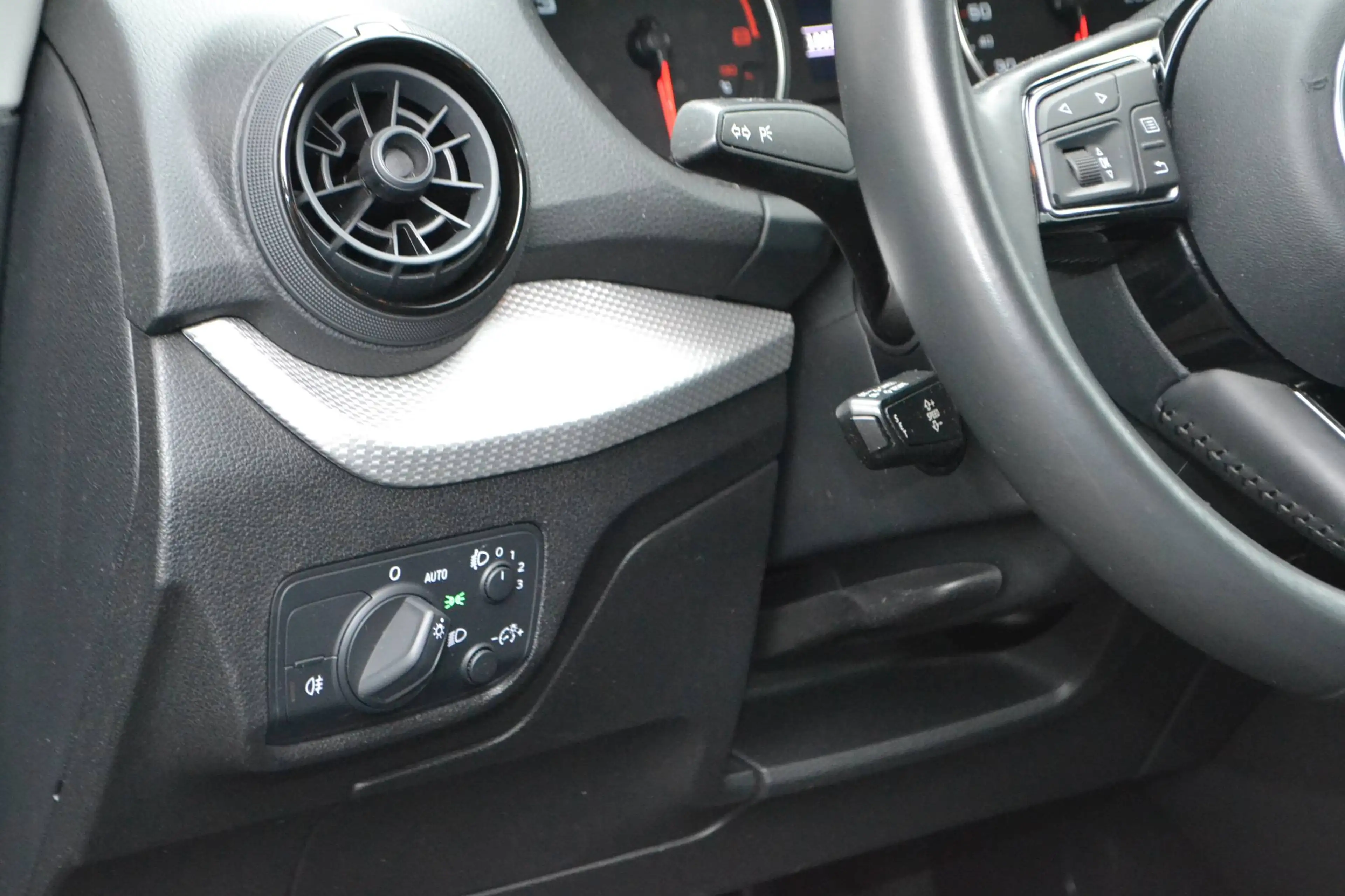 Audi Q2 Q2 1.0 TFSI *6Gang*NAVI*ALU* — photo 10