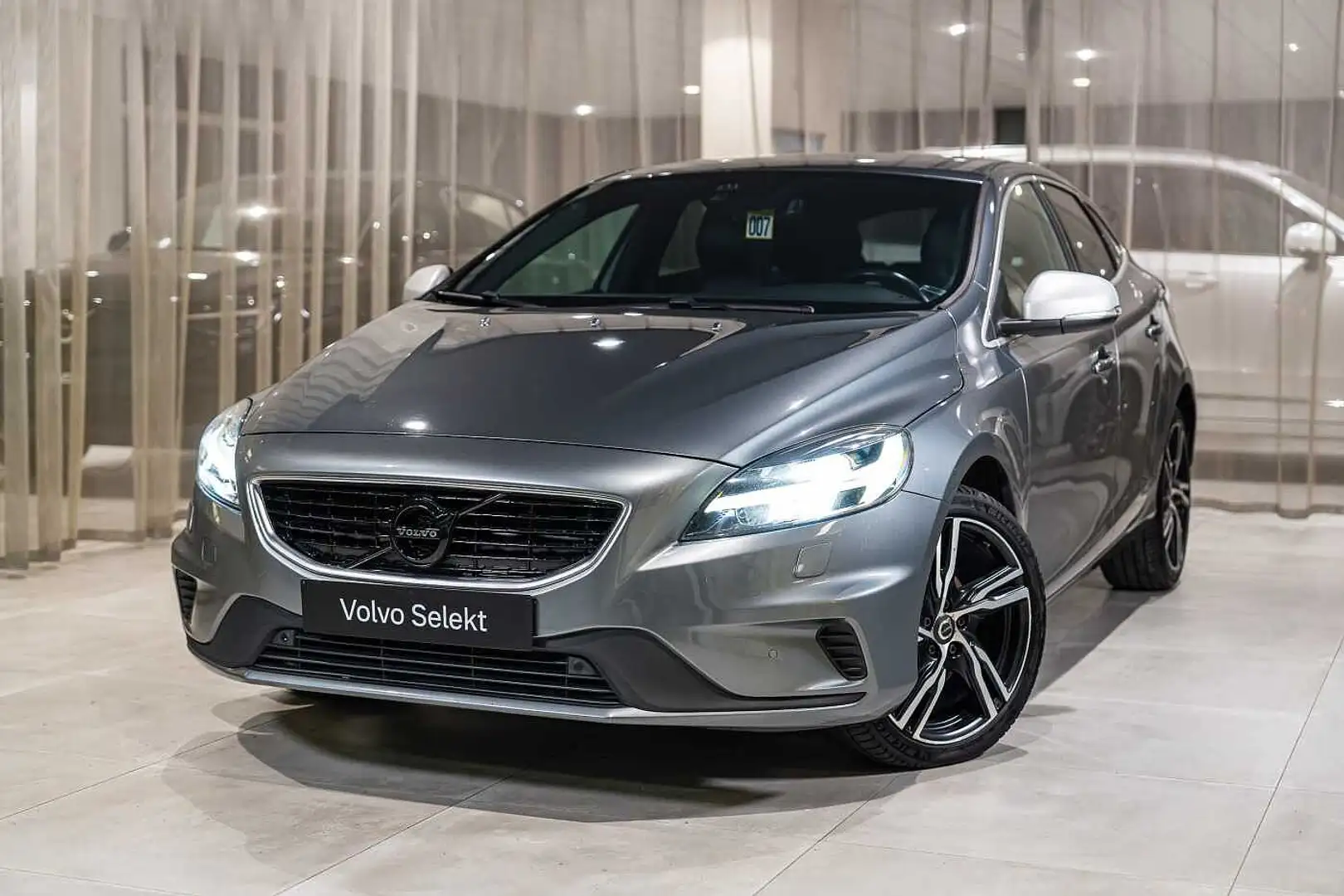 Volvo V40 R-Design D2 Grijs - 1