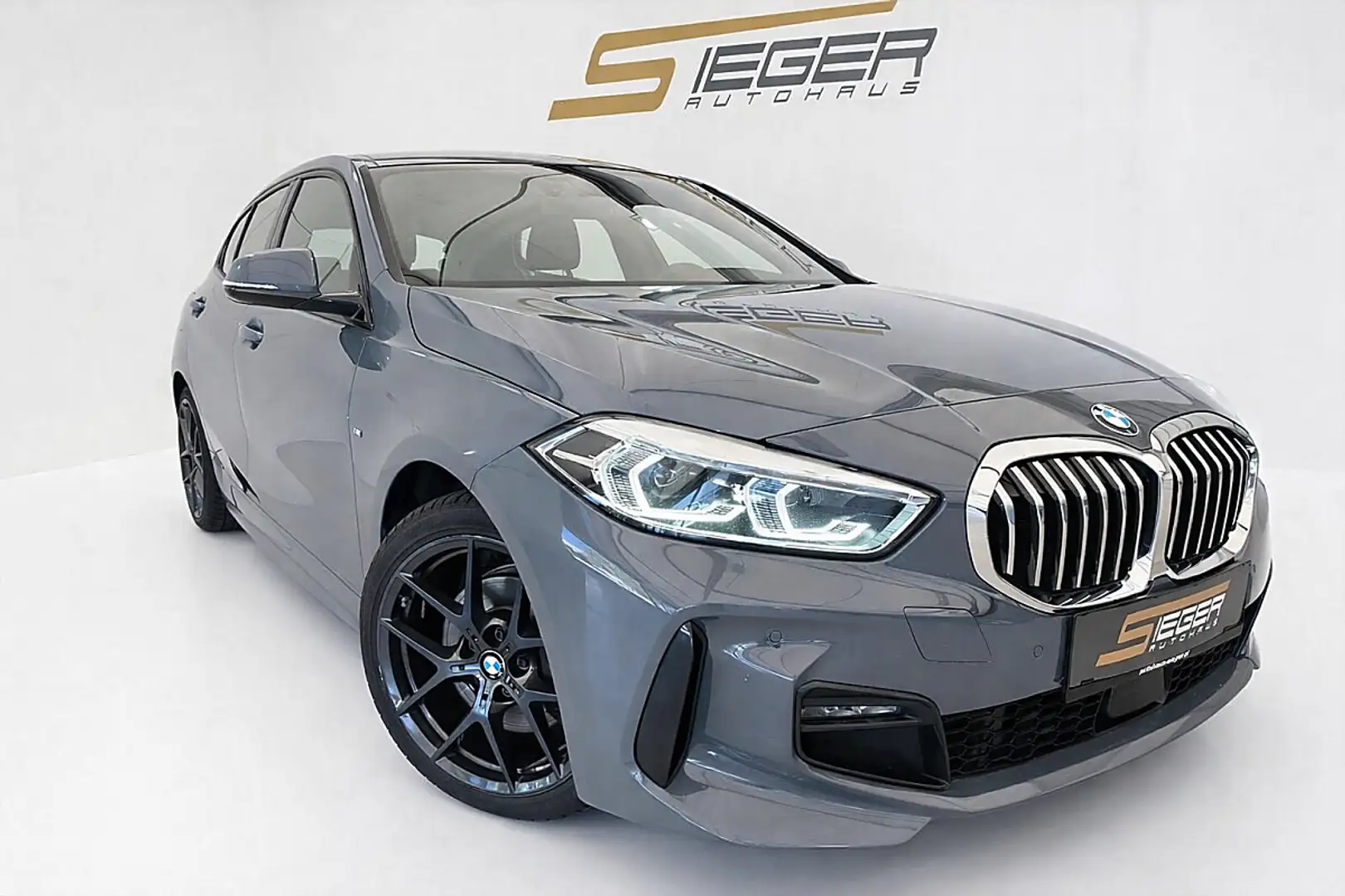 BMW 118 i Aut. M-Sport Grau - 1