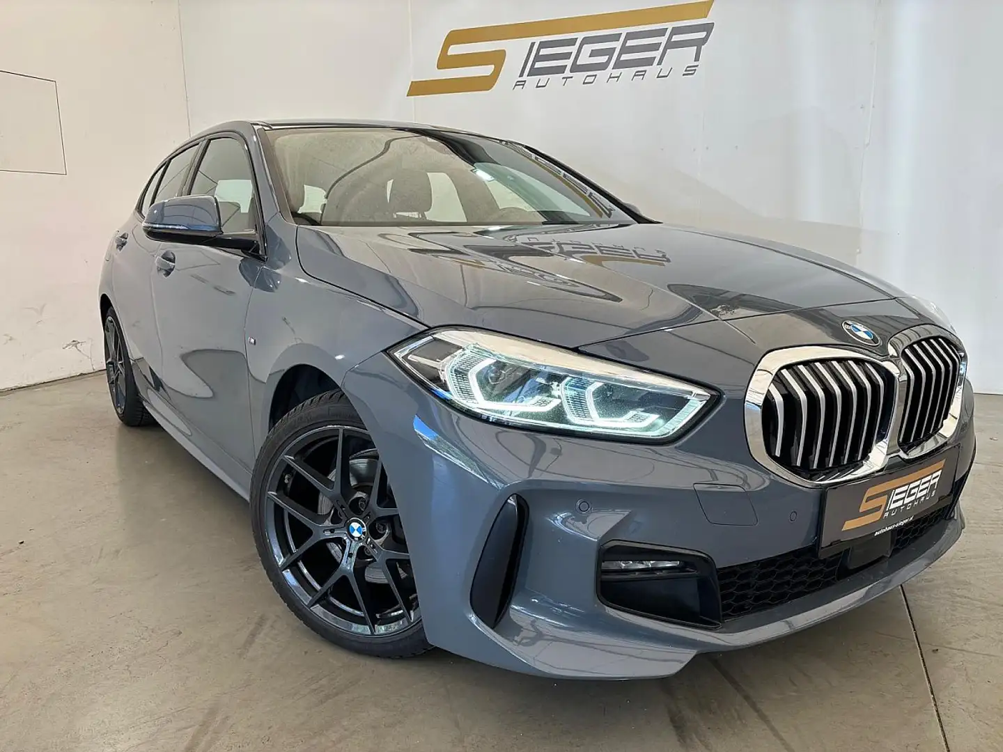 BMW 118 i Aut. M-Sport Gris - 1