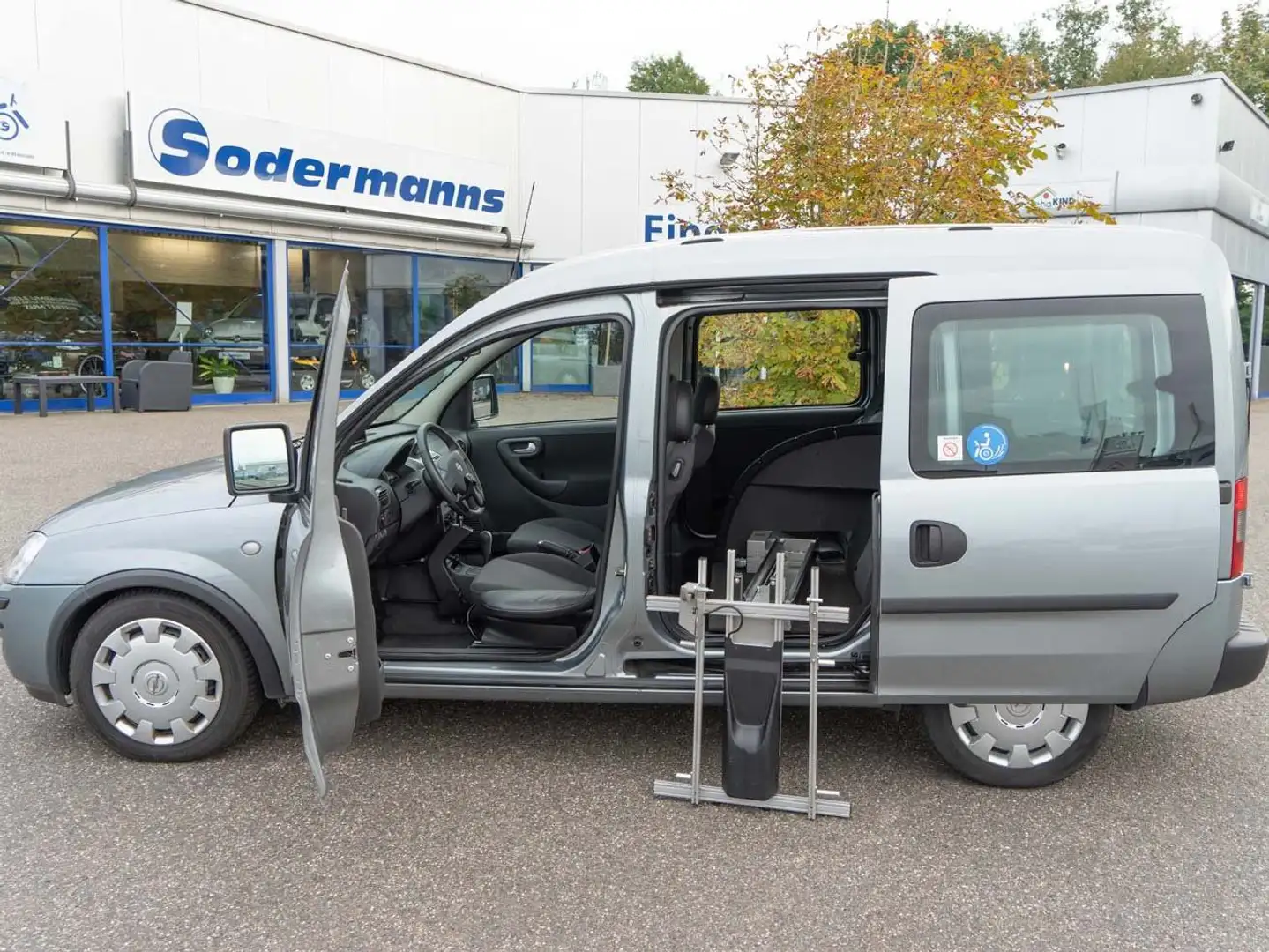 Opel Combo Behindertengerechter Selbstfahrerumbau Gri - 1