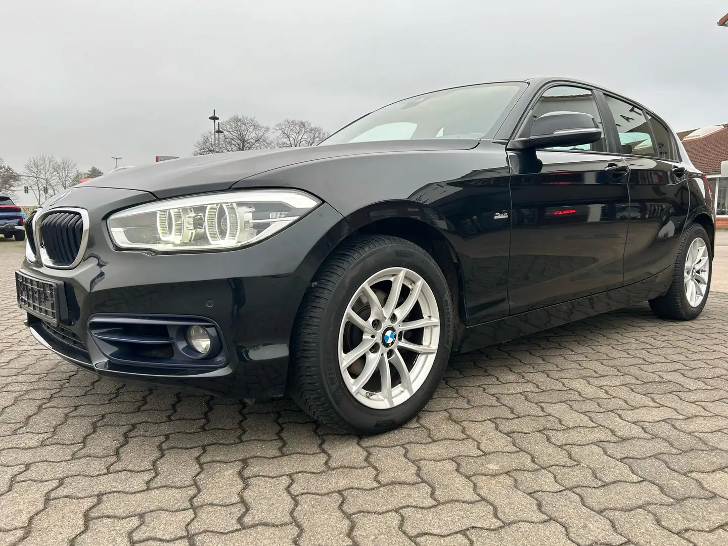 BMW 118 118d Sport Line Automatik / Navi LED Schwarz - 2