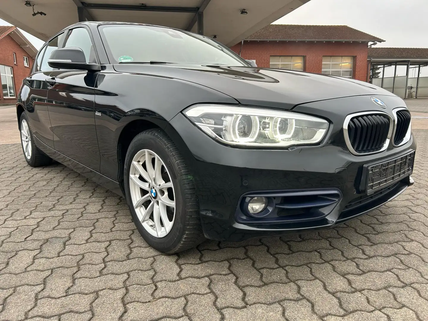 BMW 118 118d Sport Line Automatik / Navi LED Schwarz - 1