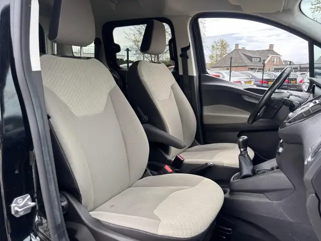 Ford Tourneo Courier view 14
