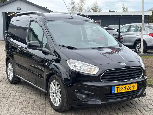 Ford Tourneo Courier view 3