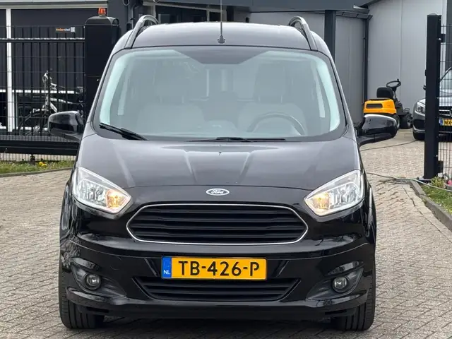 Ford Tourneo Courier view 2