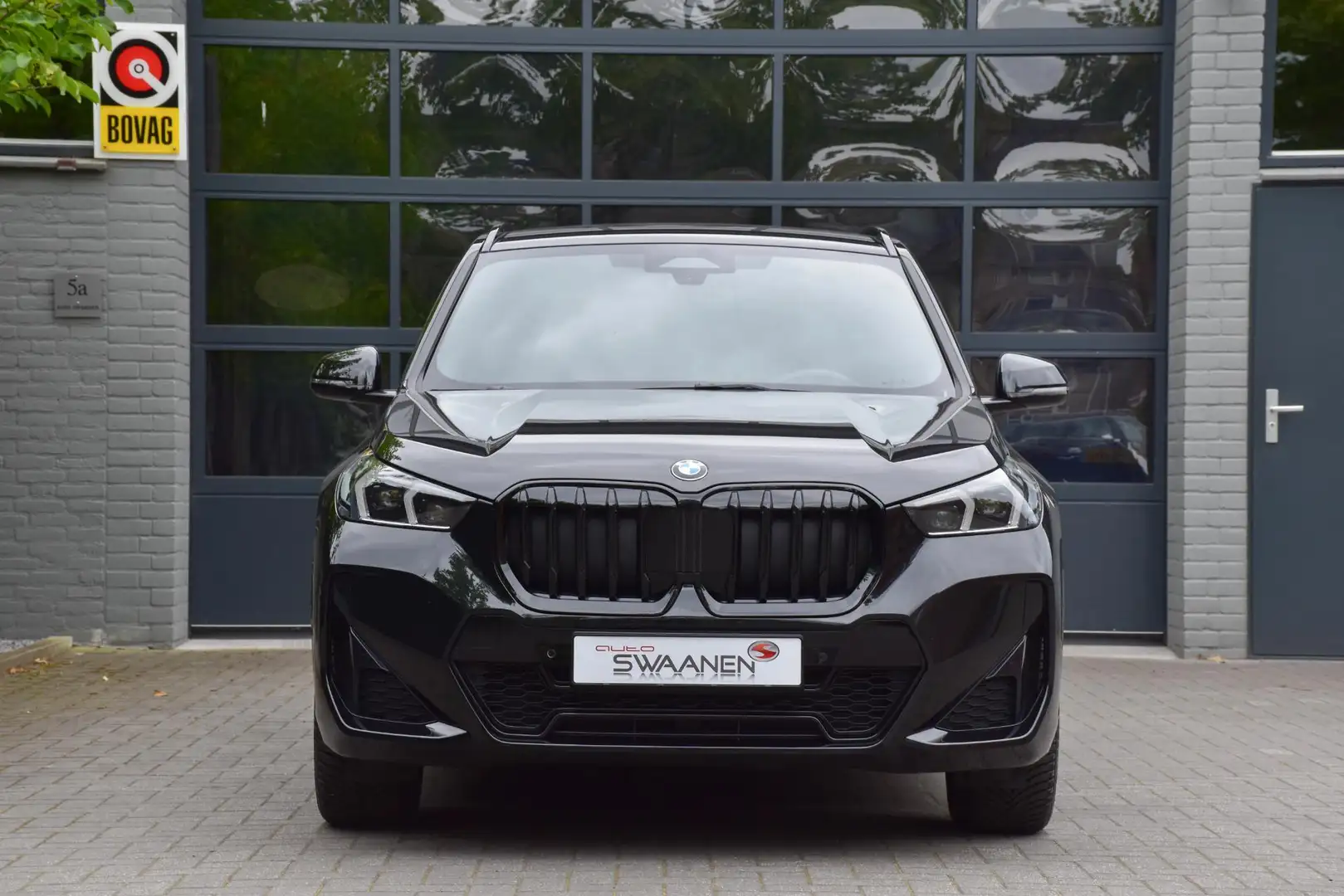BMW X1 18i M Sport | LED | Carplay | Fabrieksgarantie Zwart - 2