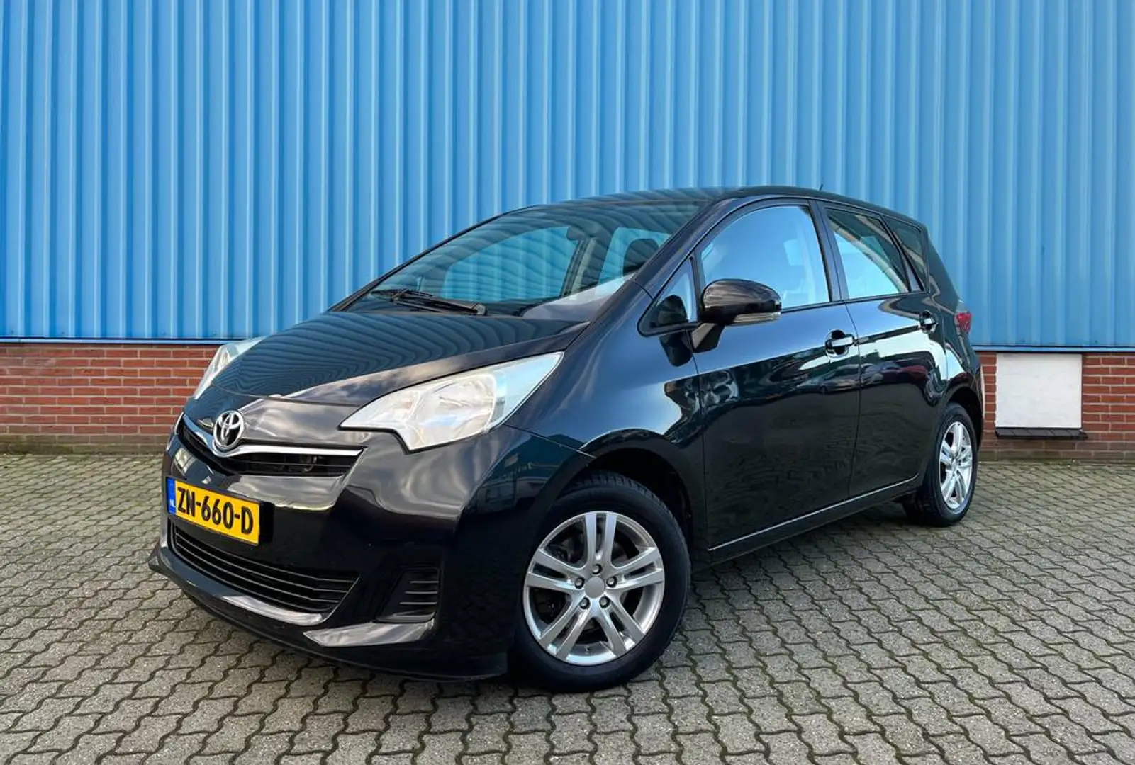 Toyota Verso-S 1.3 VVT-i 99pk Comfort Airco Nero - 1