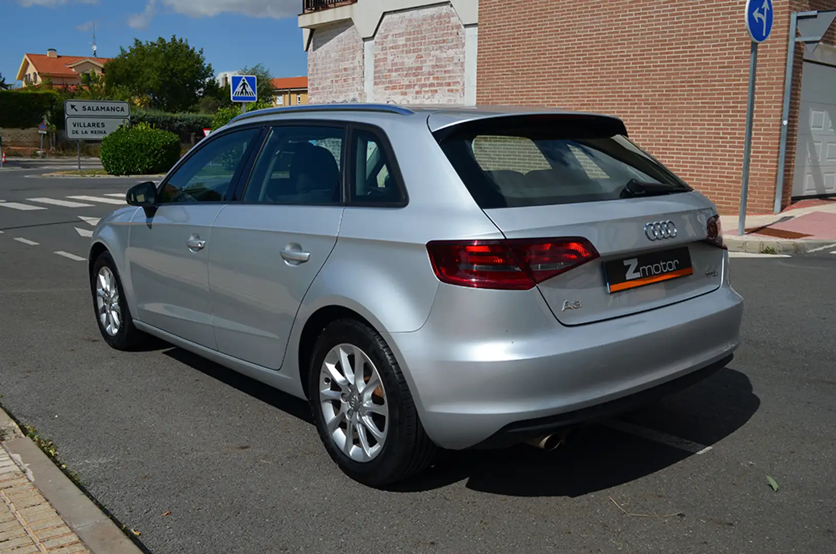 Audi A3 Sportback 1.4 TFSI COD Attraction Grau - 2