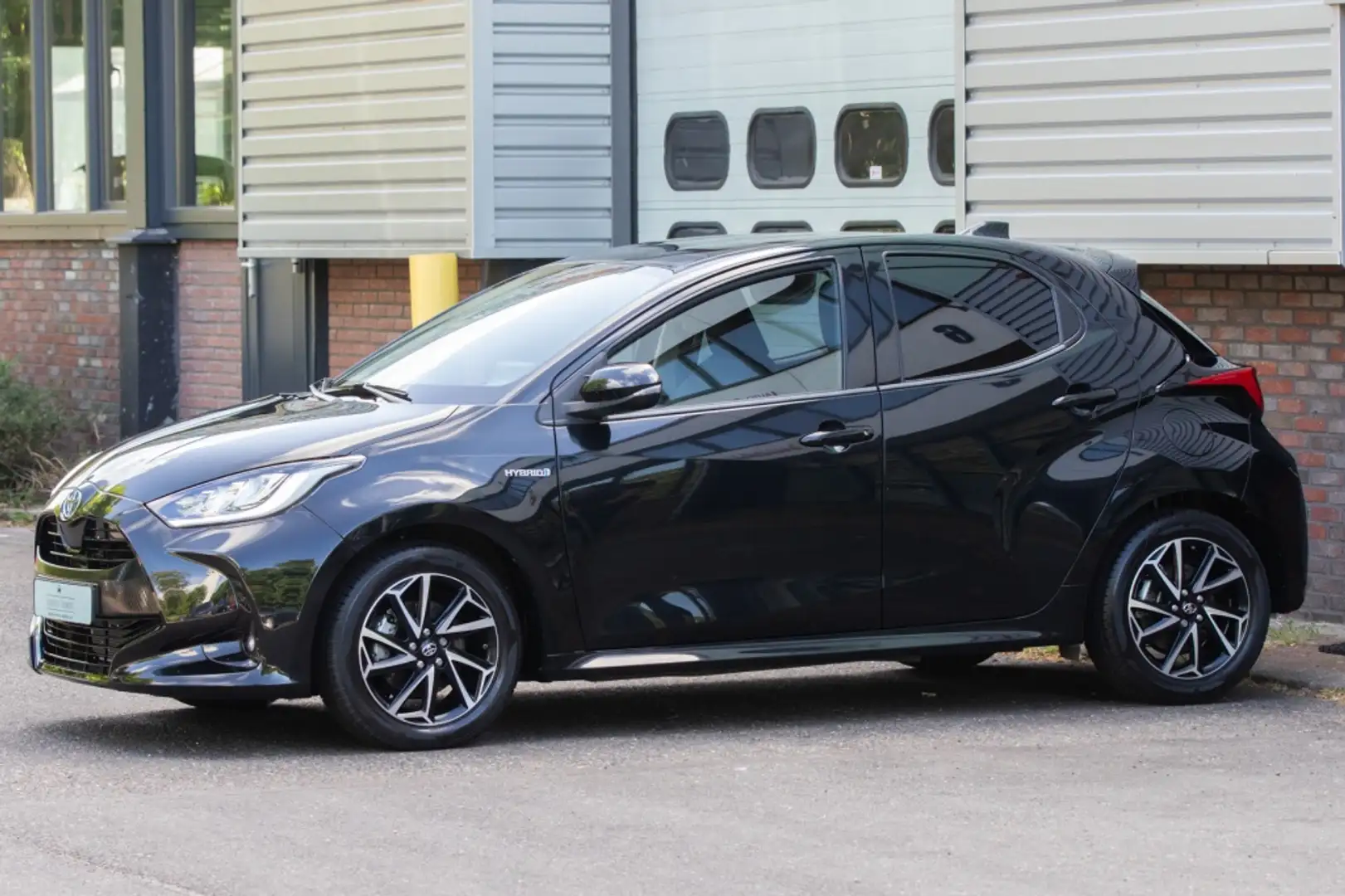 Toyota Yaris 1.5 Hyb. Dynamic Zwart - 2