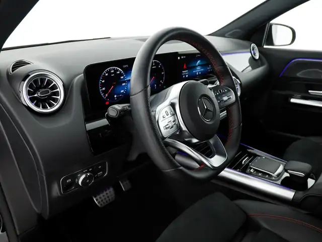 Mercedes-Benz GLA view 11