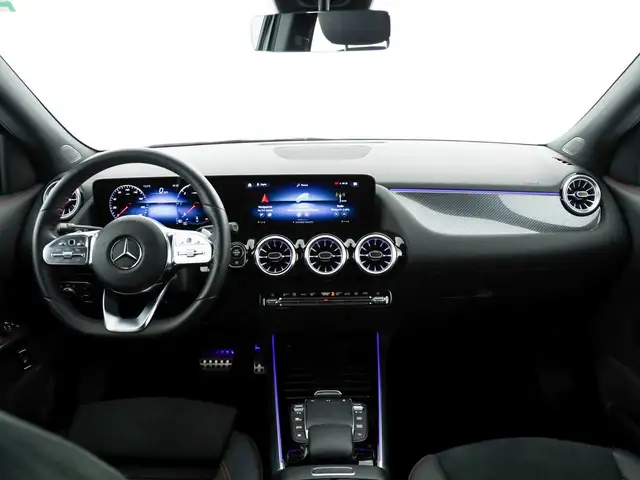 Mercedes-Benz GLA view 9