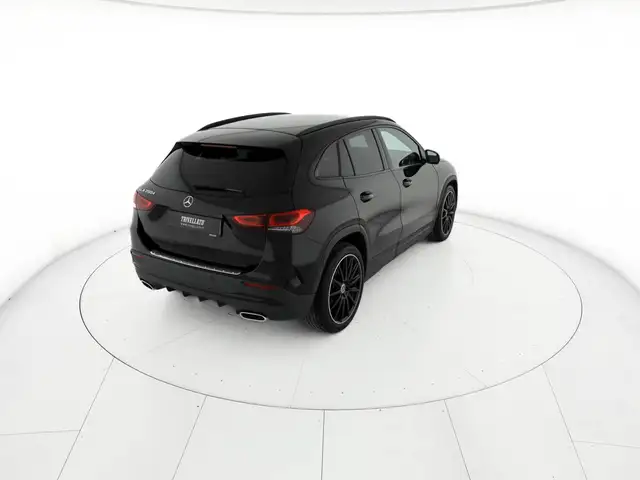 Mercedes-Benz GLA view 3