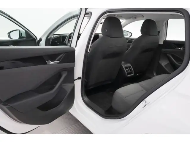 Volkswagen Passat view 20