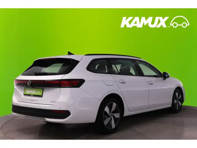Volkswagen Passat view 4