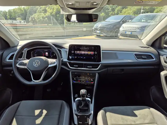 Volkswagen T-Roc view 8
