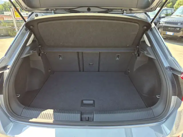 Volkswagen T-Roc view 11