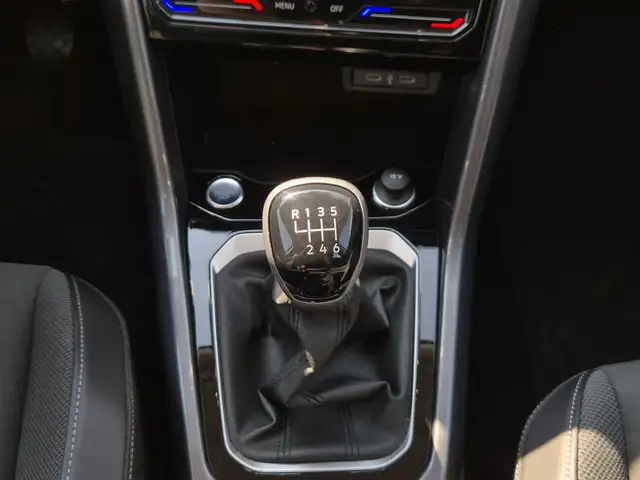 Volkswagen T-Roc view 10