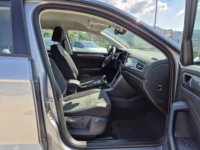 Volkswagen T-Roc view 9
